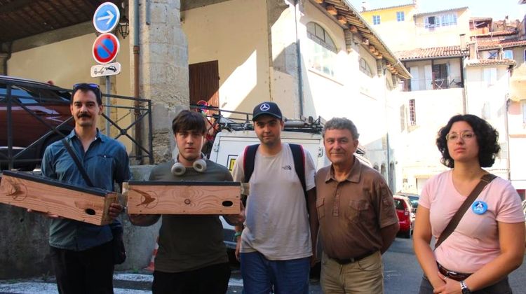 Des élèves de l'IME La Convention présentent les nichoirs à martinets avec la bénévole de la Ligue de Protection des Oiseaux et du  chargé du développement durable à la mairie d'Auch